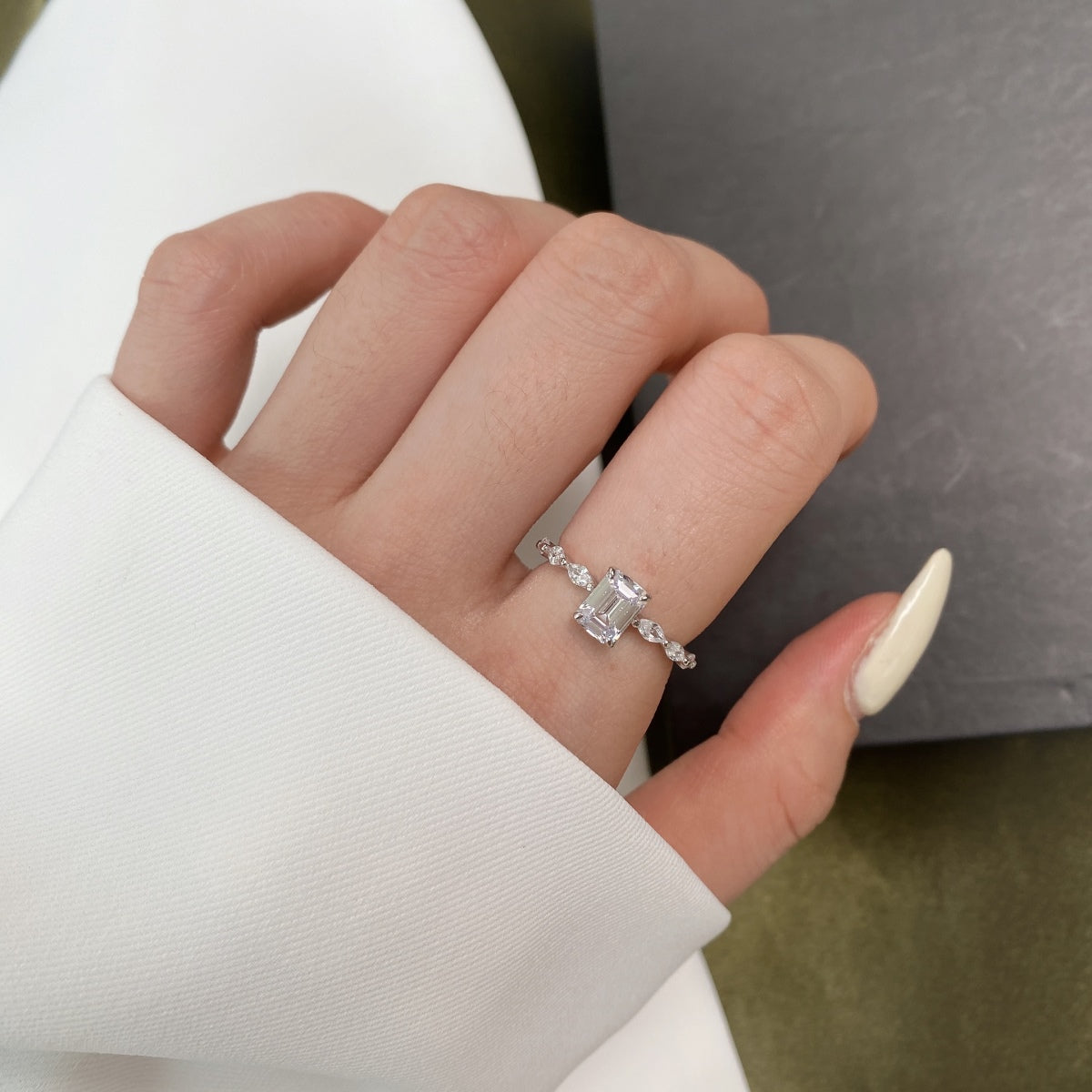 [Luck&Love]1.0 Carat Dainty Resplendent Radiant Cut Daily Ring