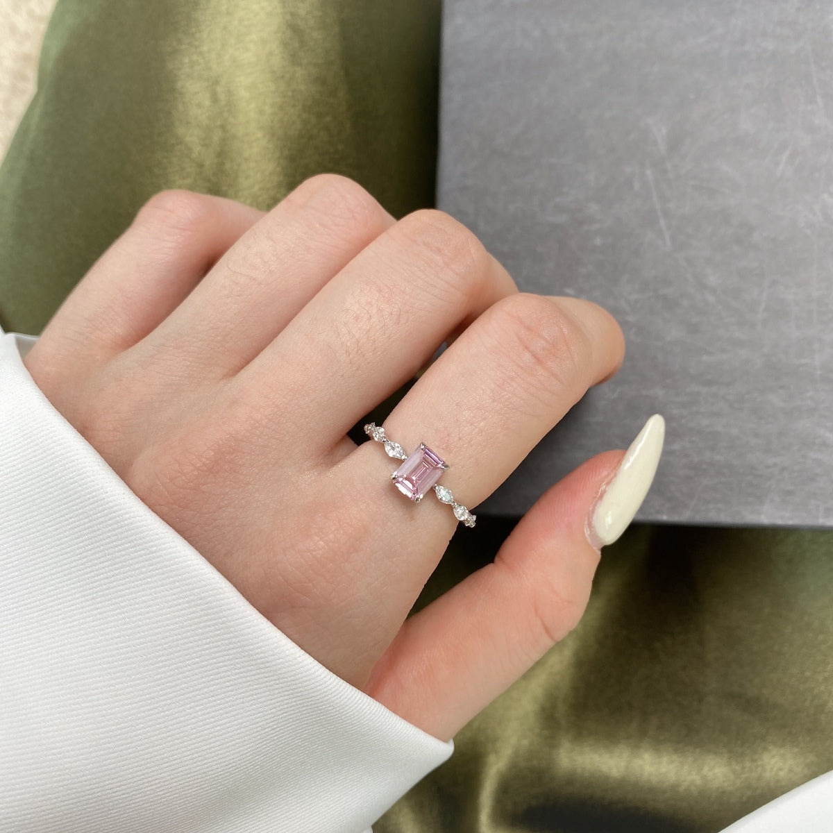 [Luck&Love]1.0 Carat Dainty Resplendent Radiant Cut Daily Ring