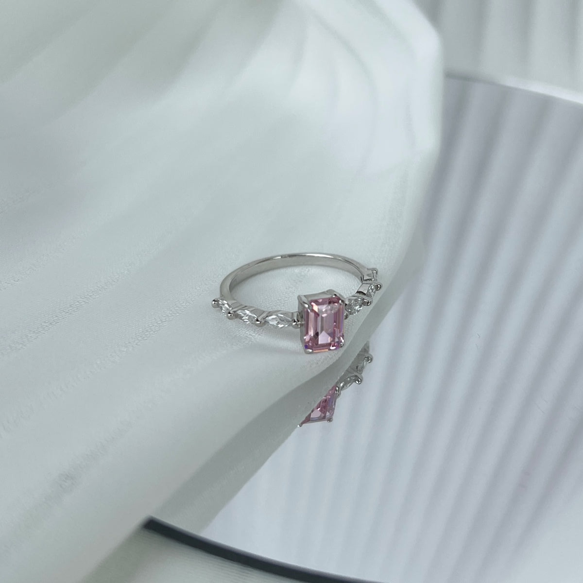 [Luck&Love]1.0 Carat Dainty Resplendent Radiant Cut Daily Ring