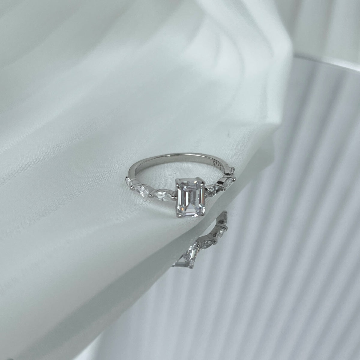 [Luck&Love]1.0 Carat Dainty Resplendent Radiant Cut Daily Ring