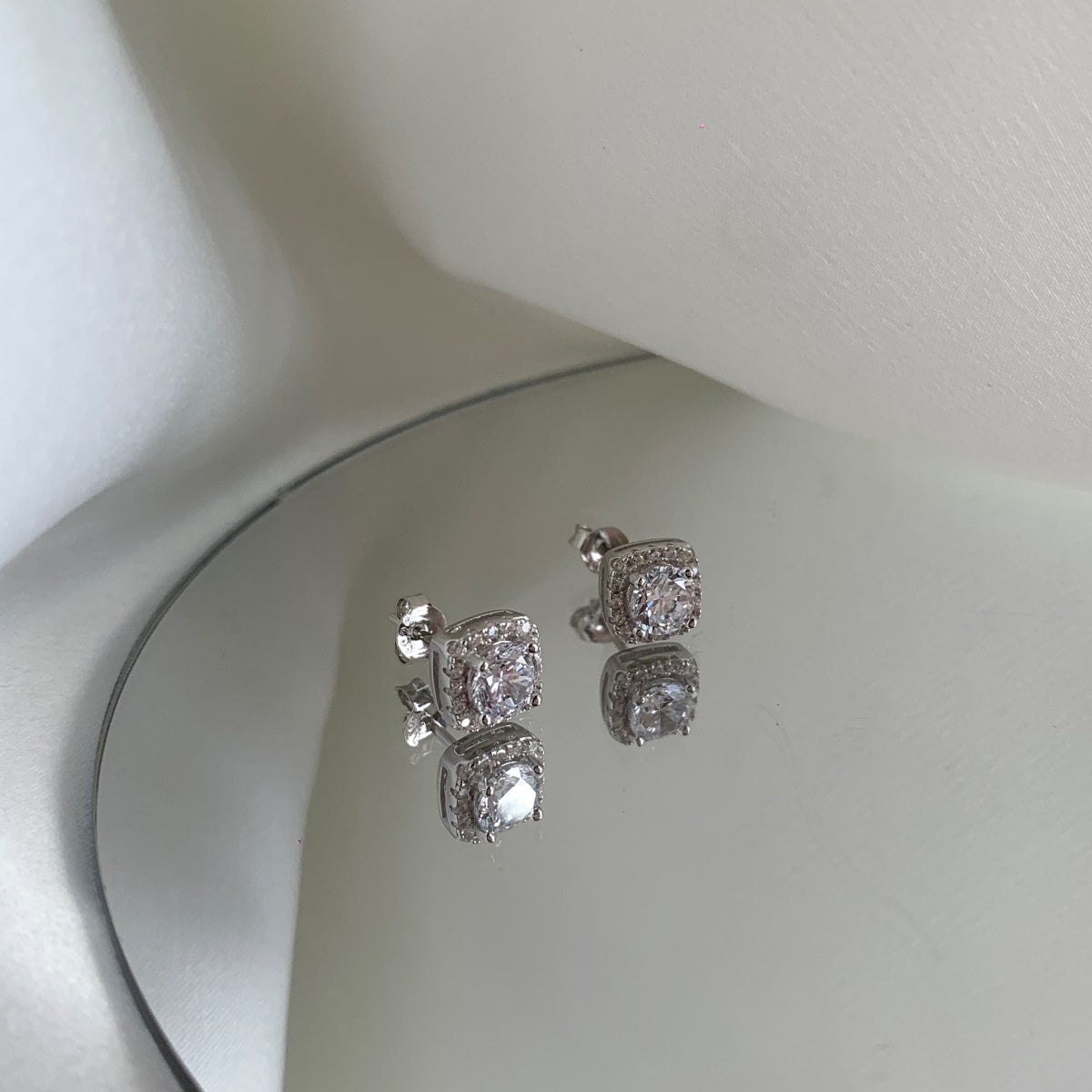 [Luck&Love]Classic Round Center Stone Stud Earrings